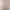 Entrée d'une salle de fitness avec des lettres en relief sur le mur et des haltères visibles à l'intérieur